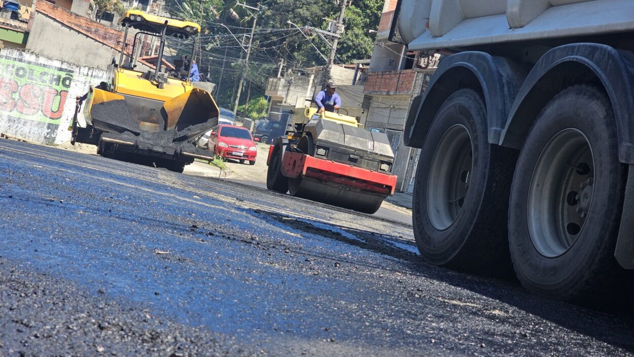 Rua Pedro Mozelli recebe capa final de asfalto após obras de drenagem em Ribeirão Pires
