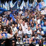 Ana Carolina Serra faz caminhada na  Rua Oliveira Lima