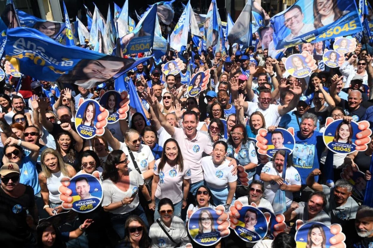 Ana Carolina Serra faz caminhada na  Rua Oliveira Lima