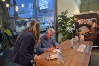Julinho Fuzari e Roberto Giancaterino lançam livro sobre políticas públicas para o autismo em São Bernardo