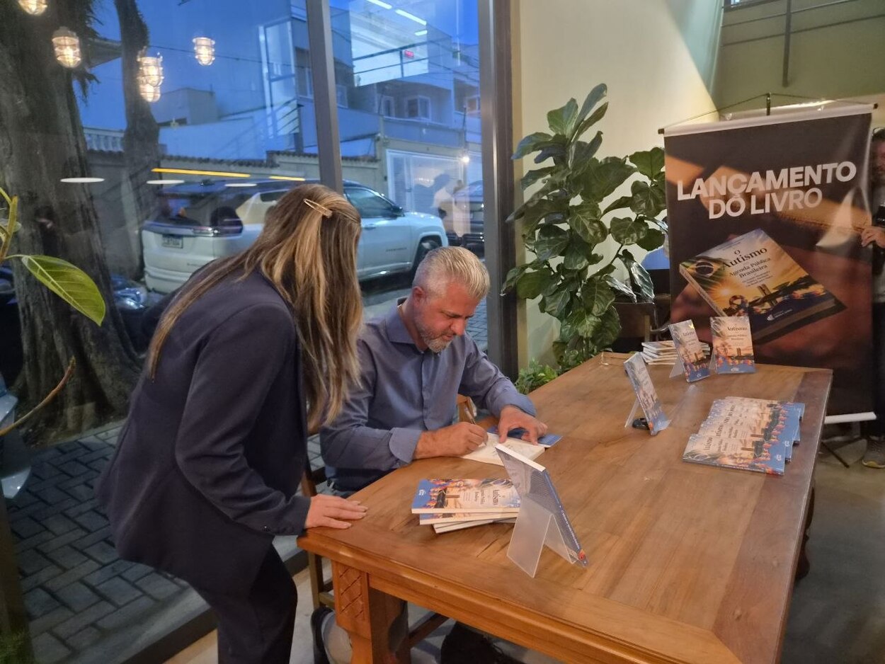 Julinho Fuzari e Roberto Giancaterino lançam livro sobre políticas públicas para o autismo em São Bernardo