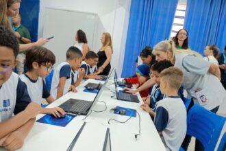 MEB Prof. Florestan Fernandes recebe doação de 26 notebooks e inaugura laboratório de informática