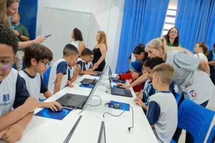 MEB Prof. Florestan Fernandes recebe doação de 26 notebooks e inaugura laboratório de informática