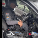 com ele, a equipe apreendeu distintivos da Polícia Civil, algemas e equipamentos táticos