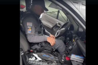 com ele, a equipe apreendeu distintivos da Polícia Civil, algemas e equipamentos táticos