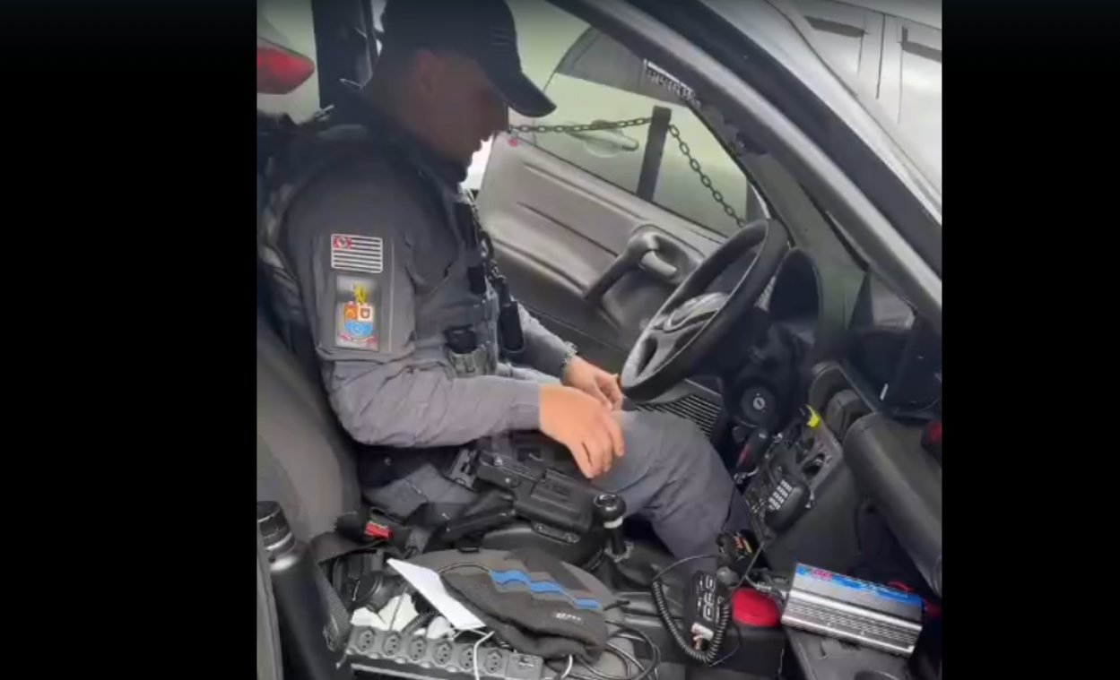 com ele, a equipe apreendeu distintivos da Polícia Civil, algemas e equipamentos táticos