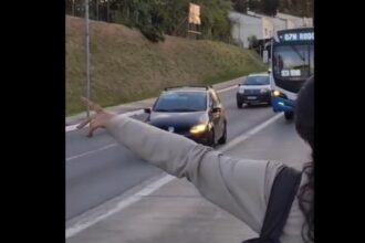 Passageiros denunciam que ônibus da linha 7N passam direto por ponto no Parque dos Pássaros