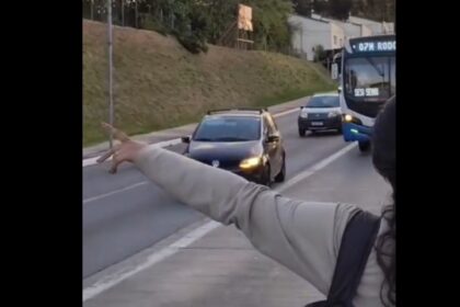 Passageiros denunciam que ônibus da linha 7N passam direto por ponto no Parque dos Pássaros