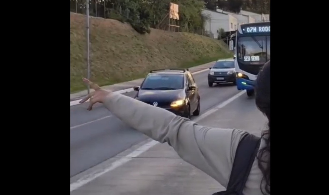 Passageiros denunciam que ônibus da linha 7N passam direto por ponto no Parque dos Pássaros