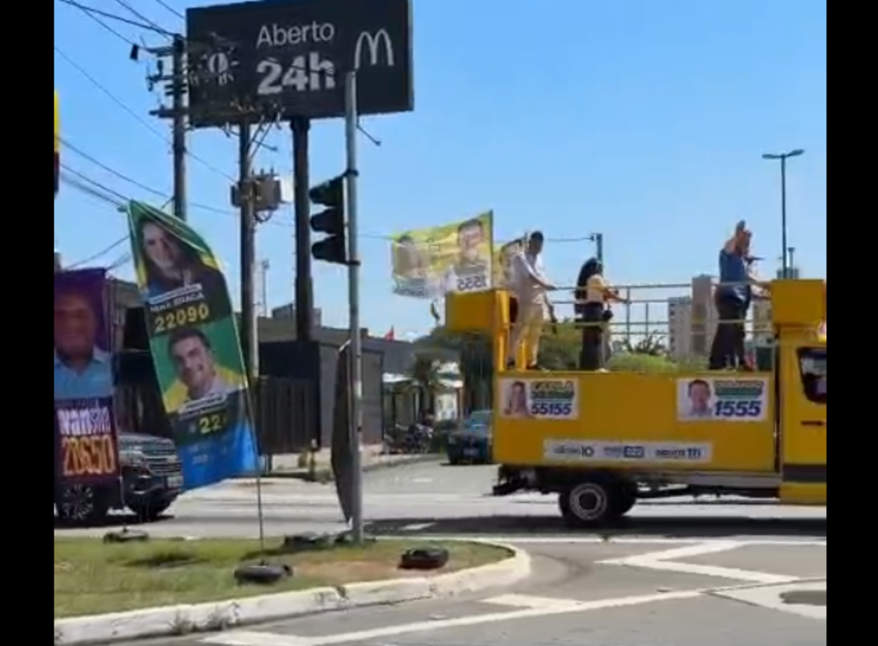 Carros de som, bandeiras, wind banners, apoiadores e a tradicional distribuição de santinhos tomam conta das ruas.