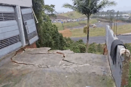 Muro desaba após fortes chuvas e Defesa Civil interdita imóvel em São Bernardo