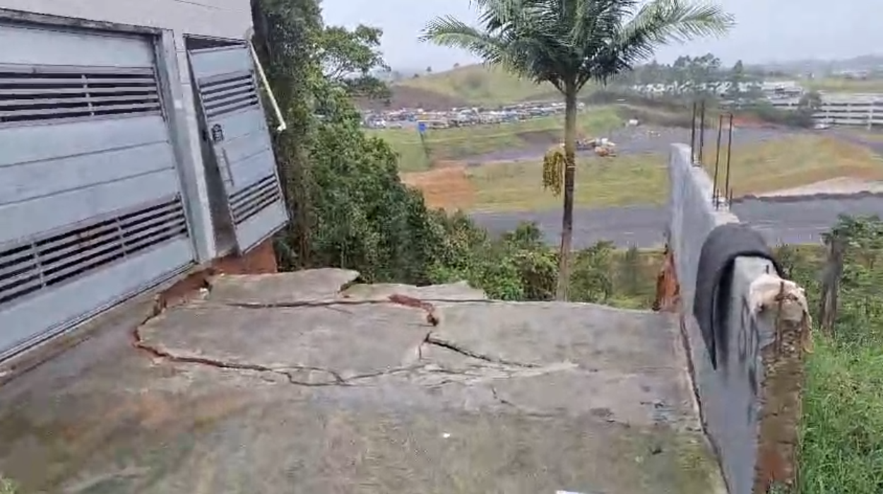 Muro desaba após fortes chuvas e Defesa Civil interdita imóvel em São Bernardo