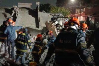 Criança é resgatada com vida após prédio em construção desabar sobre casa na Zona Leste de SP