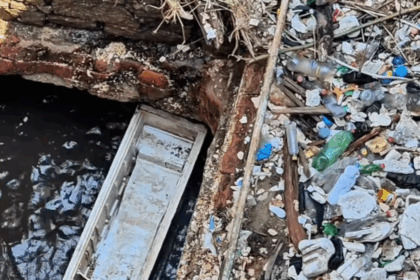 Cheia do Rio Tietê toma Parque de Lavras e espalha toneladas de lixo em Salto
