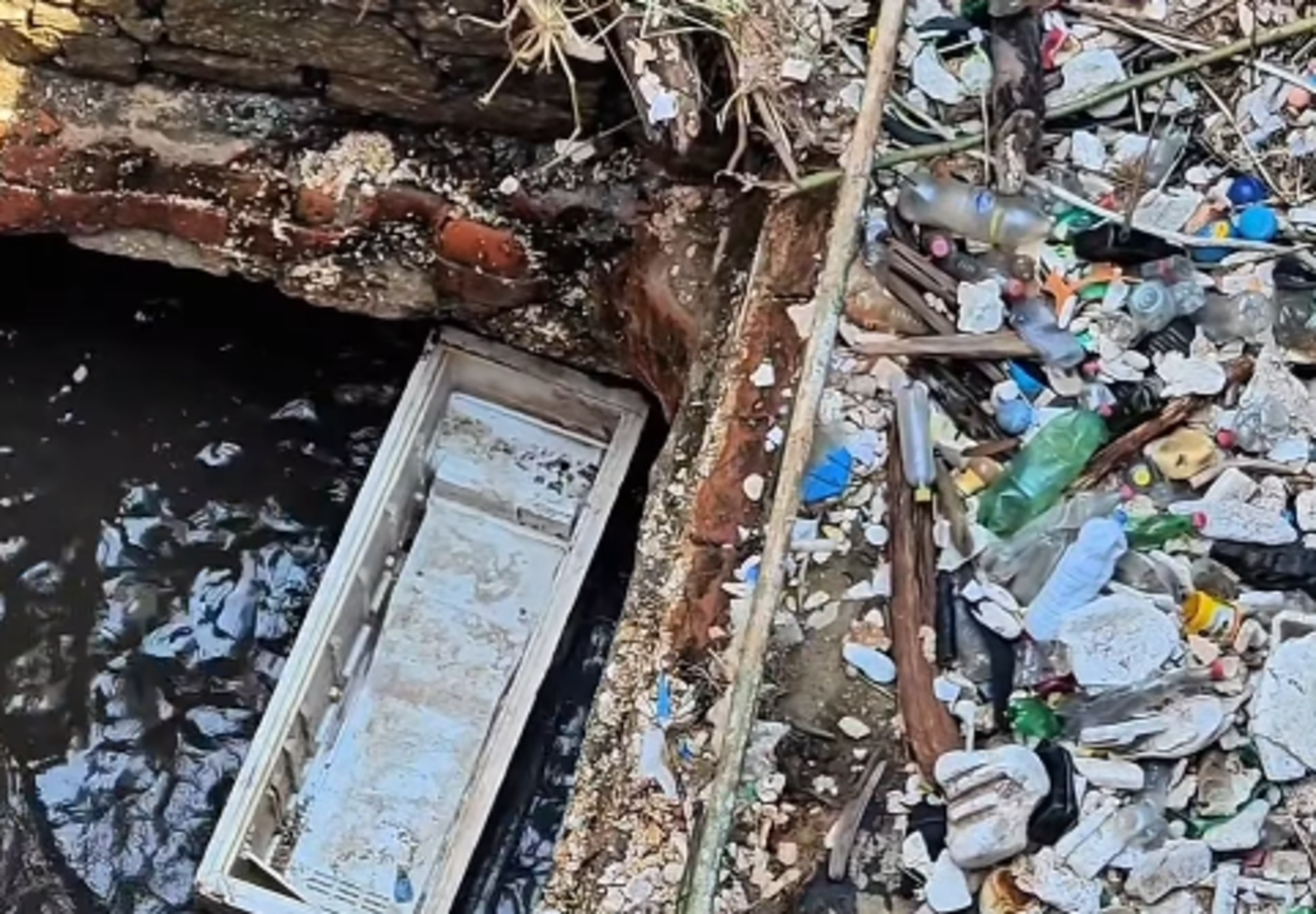 Cheia do Rio Tietê toma Parque de Lavras e espalha toneladas de lixo em Salto