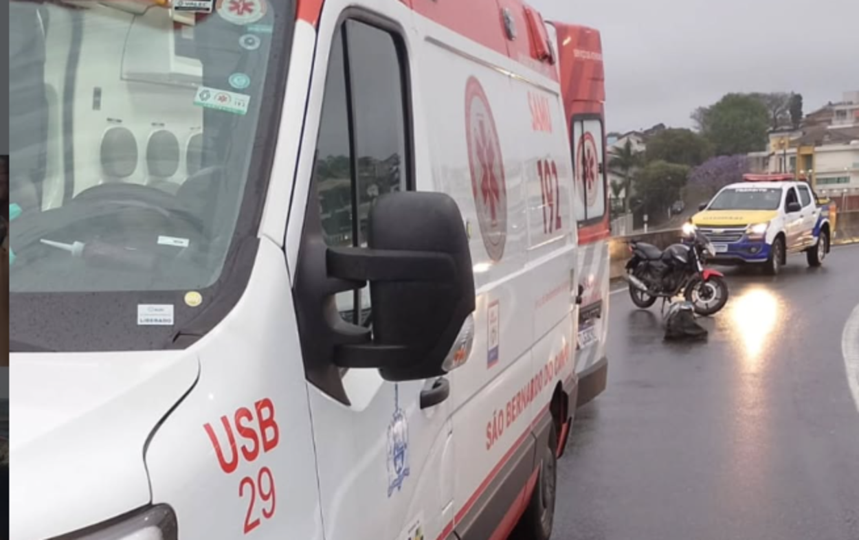 Acidente em São Bernardo: motociclista fica ferido após queda no Viaduto João Lima