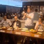 Tarcísio em São Caetano: “A única coisa vermelha nesta eleição será o cartão ao PT”, diz ao pedir voto em Flávio Bolsonaro
