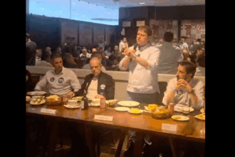 Tarcísio em São Caetano: “A única coisa vermelha nesta eleição será o cartão ao PT”, diz ao pedir voto em Flávio Bolsonaro