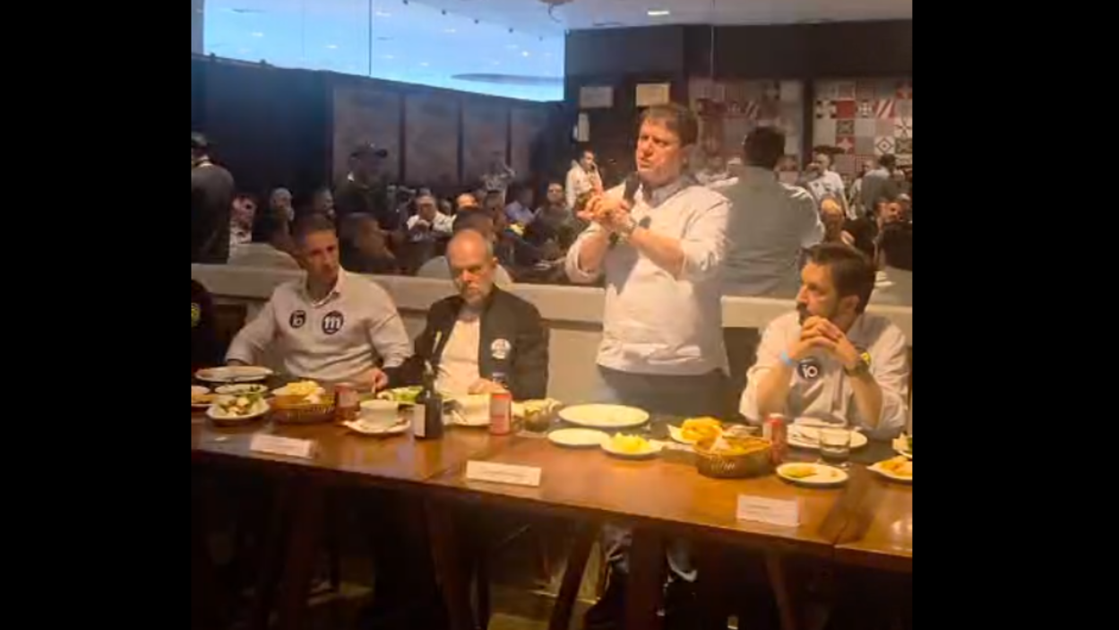 Tarcísio em São Caetano: “A única coisa vermelha nesta eleição será o cartão ao PT”, diz ao pedir voto em Flávio Bolsonaro