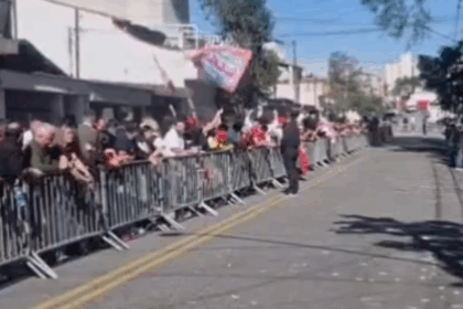 Apoiadores aguardam Lula em frente à escola onde presidente vota em São Bernardo
