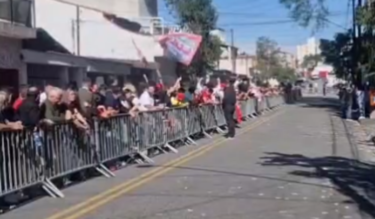 Apoiadores aguardam Lula em frente à escola onde presidente vota em São Bernardo