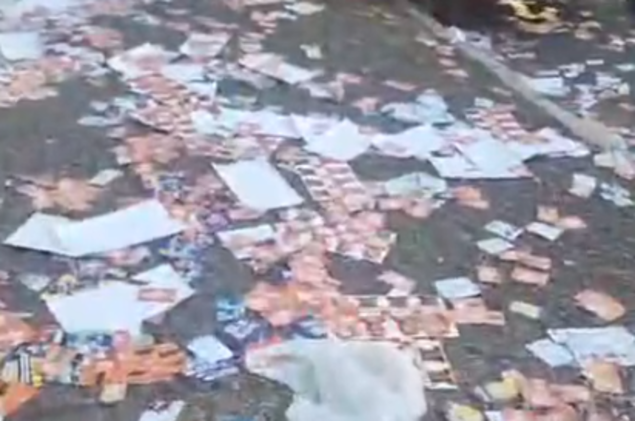 Sujeira de santinhos toma conta de ruas de SP e traz riscos no dia da votação