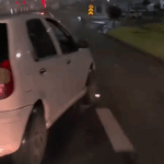 Motociclista ajuda motorista com carro quebrado na Anchieta em dia de chuva