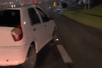 Motociclista ajuda motorista com carro quebrado na Anchieta em dia de chuva