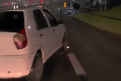 Motociclista ajuda motorista com carro quebrado na Anchieta em dia de chuva