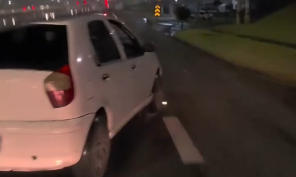 Motociclista ajuda motorista com carro quebrado na Anchieta em dia de chuva