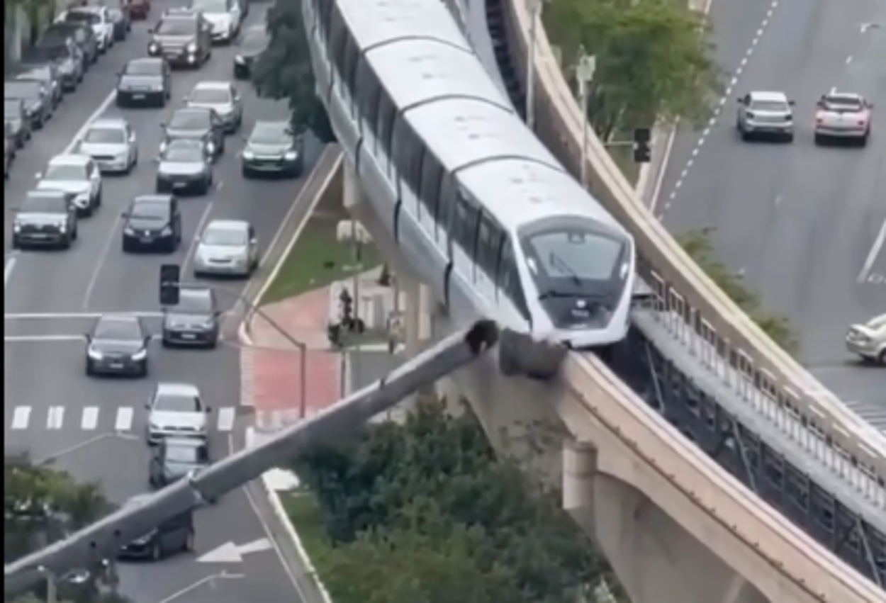 ​Trem do Monotrilho atinge guindaste e estrutura despenca em avenida na Zona Leste de SP