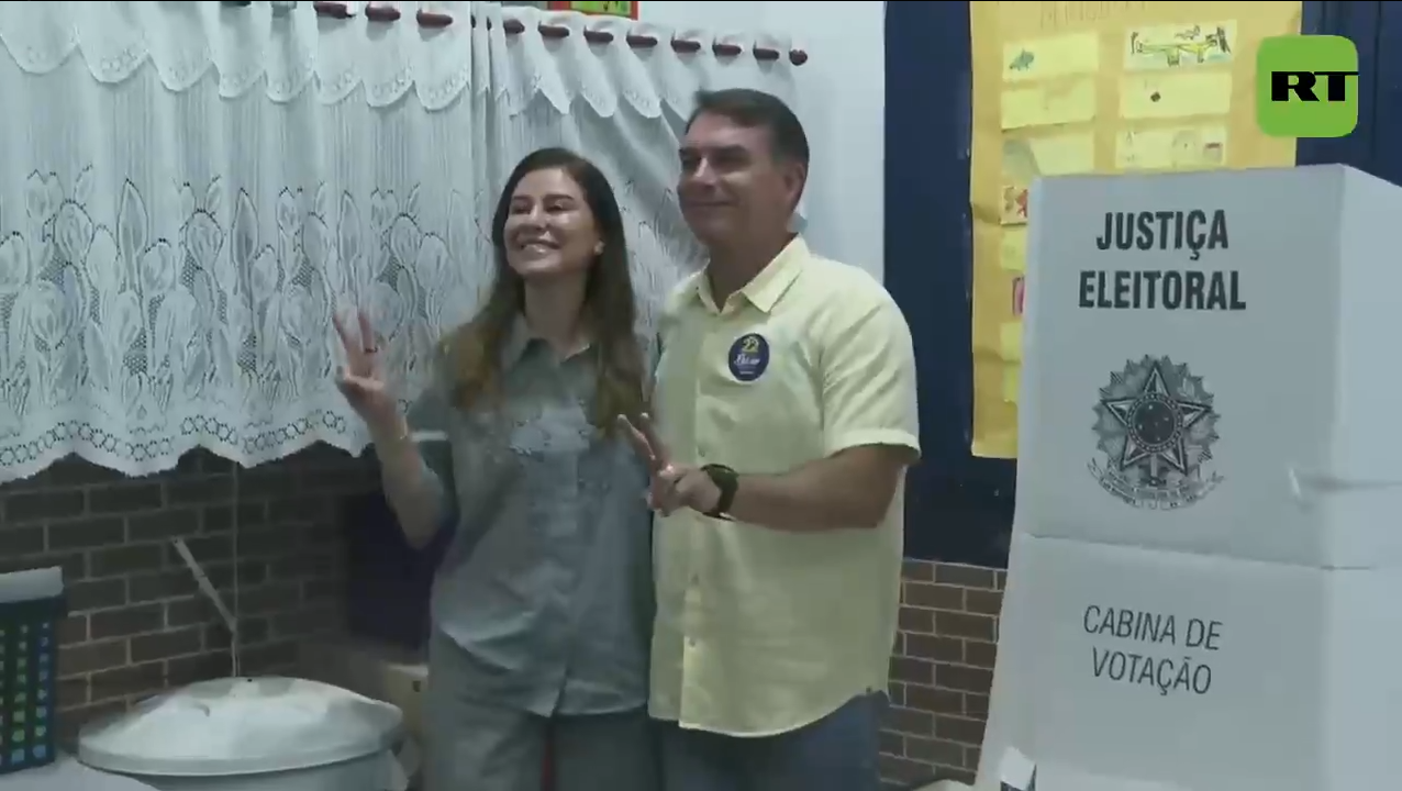 Flávio Bolsonaro vota no Rio de Janeiro neste domingo (25)