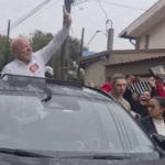 Presidente Lula chega ao local de votação em São Bernardo neste domingo (25) 