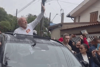 Presidente Lula chega ao local de votação em São Bernardo neste domingo (25) 