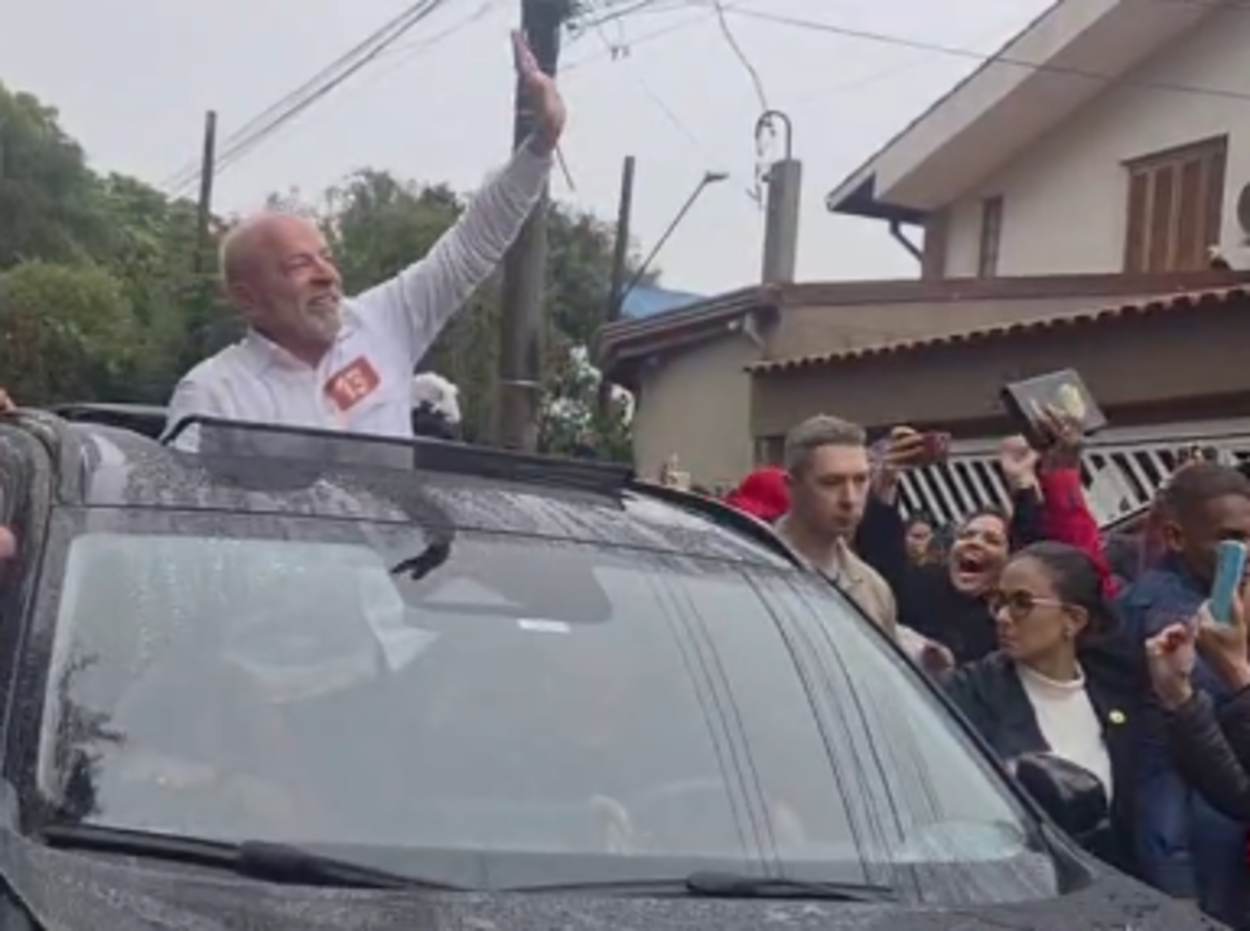 Presidente Lula chega ao local de votação em São Bernardo neste domingo (25) 