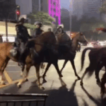 Cavalaria da PM chega à Avenida Paulista com equipamentos antimotim para evitar confrontos após o segundo turno das eleições
