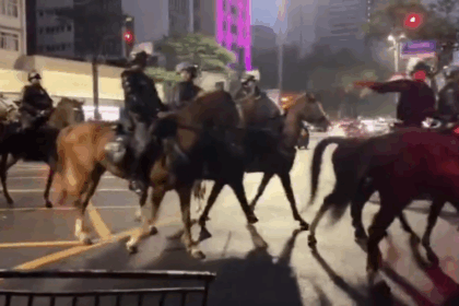 Cavalaria da PM chega à Avenida Paulista com equipamentos antimotim para evitar confrontos após o segundo turno das eleições