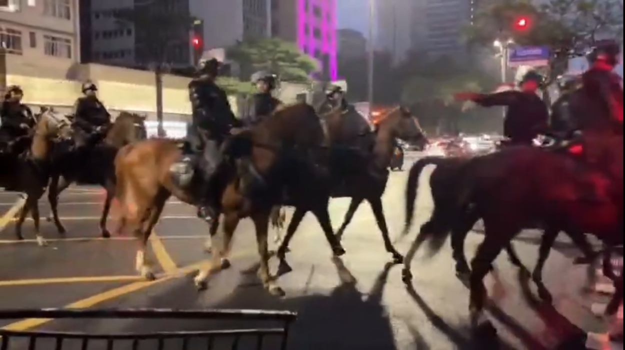 Cavalaria da PM chega à Avenida Paulista com equipamentos antimotim para evitar confrontos após o segundo turno das eleições