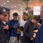 Jovens reconhecem Julinho Fuzari em shopping e cantam jingle de campanha