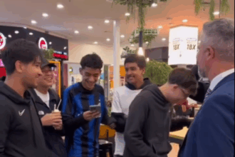 Jovens reconhecem Julinho Fuzari em shopping e cantam jingle de campanha