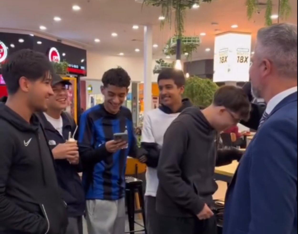 Jovens reconhecem Julinho Fuzari em shopping e cantam jingle de campanha