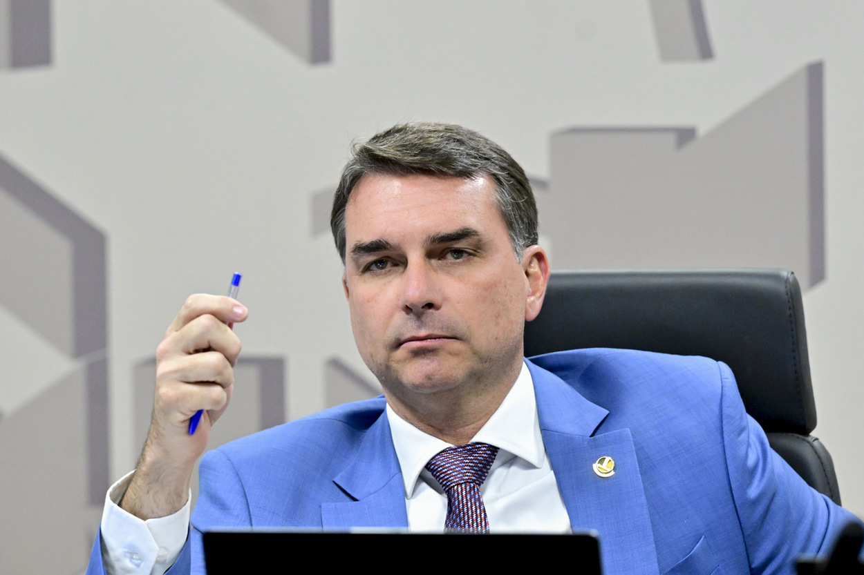 Propaganda de Flávio Bolsonaro vai ao ar sem áudio na TV; TSE cita falha técnica no Pool de Mídias