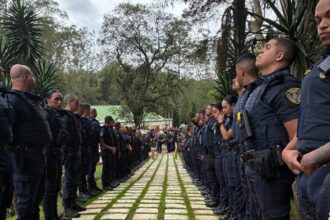 Sob forte comoção, guardas civis prestam última homenagem a GCM morto em Diadema