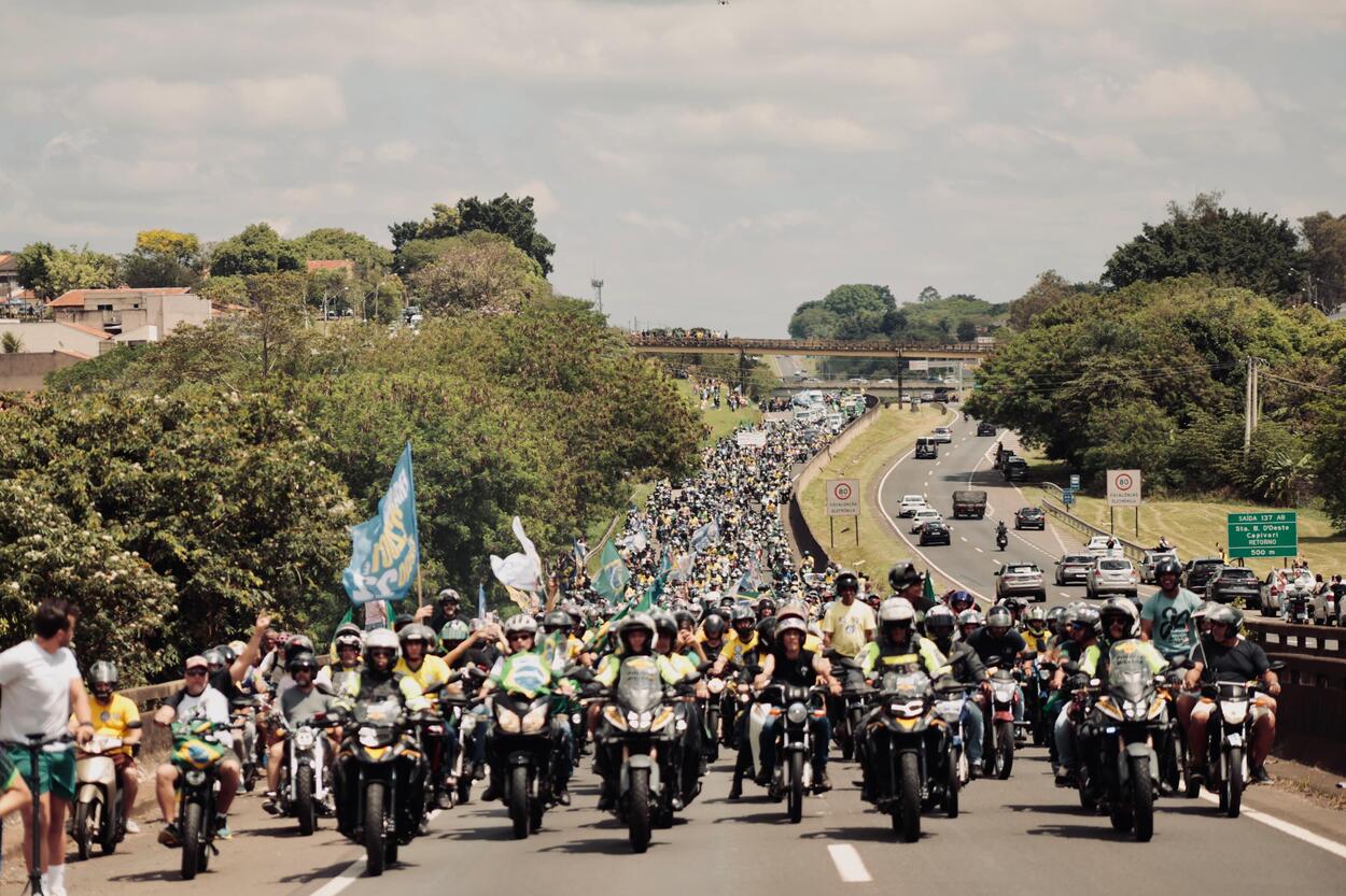 Candidato à reeleição fez motocarreata com Flávio Bolsonaro em Santa Bárbara d’Oeste e relembrou marcos da gestão