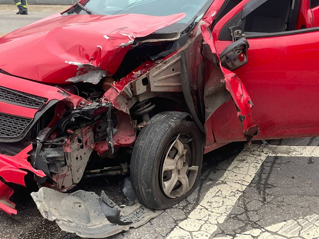 Vítima de 25 anos despencou de uma altura de até 15 metros após colidir com um carro no centro da cidade