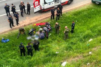 Motoqueiro colide em carro, cai de altura de 15 metros e morre em Diadema.