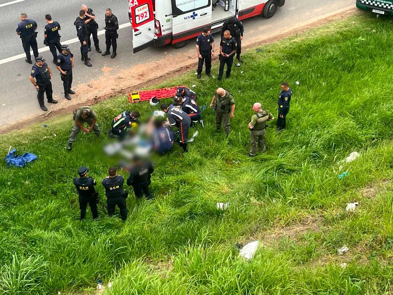 Motoqueiro colide em carro, cai de altura de 15 metros e morre em Diadema. 