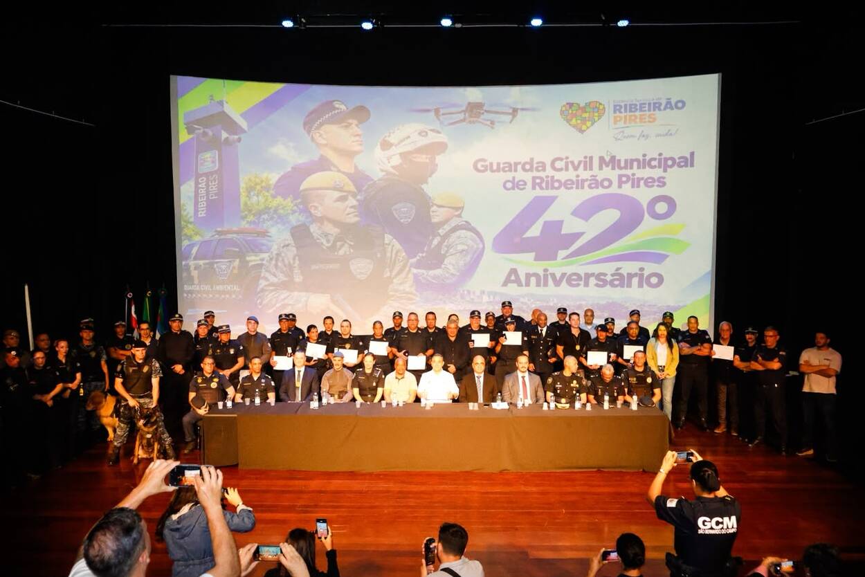 GCM de Ribeirão Pires celebra 42 anos com homenagem a agentes por tempo de serviço