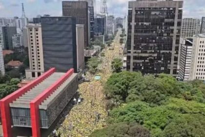 Flávio Bolsonaro atrai multidão na Paulista ao lado de Tarcísio, Nikolas e Nunes a uma semana do 2º turno