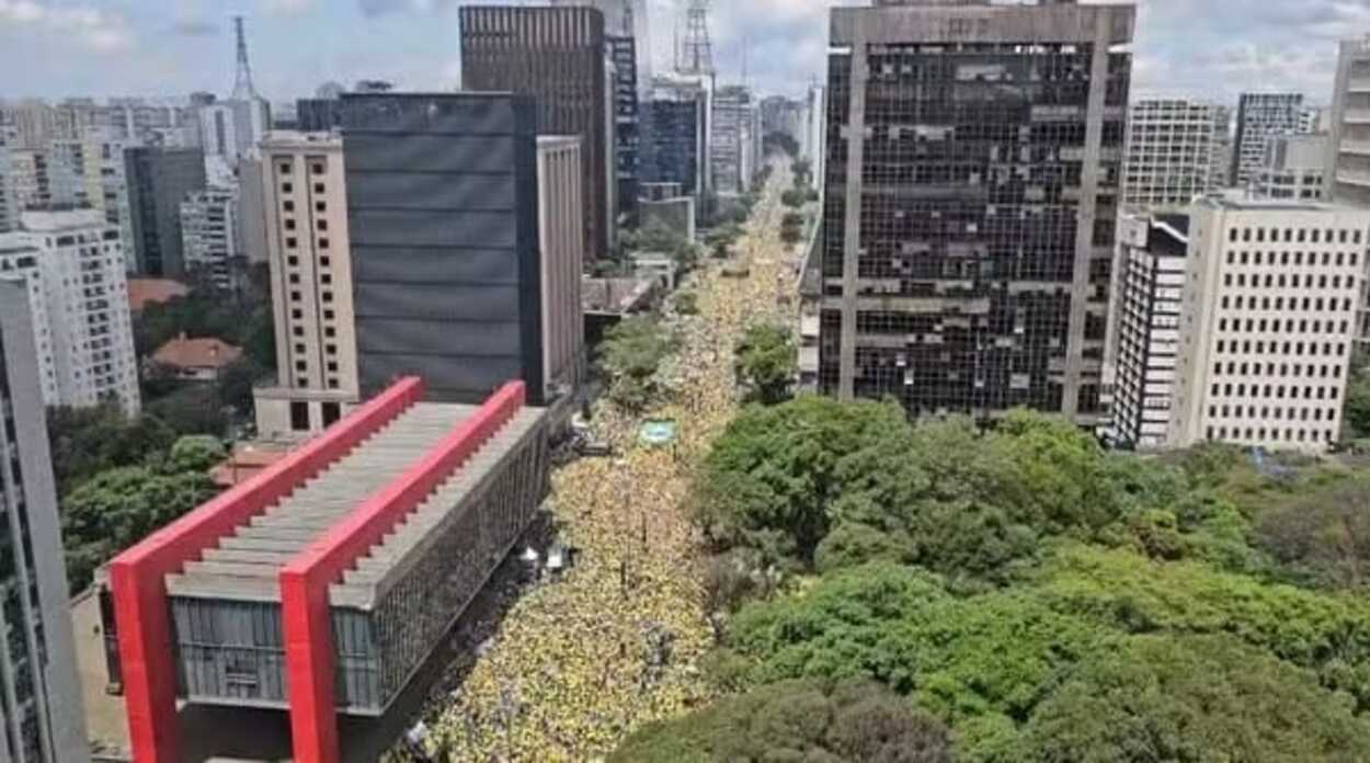 Flávio Bolsonaro atrai multidão na Paulista ao lado de Tarcísio, Nikolas e Nunes a uma semana do 2º turno